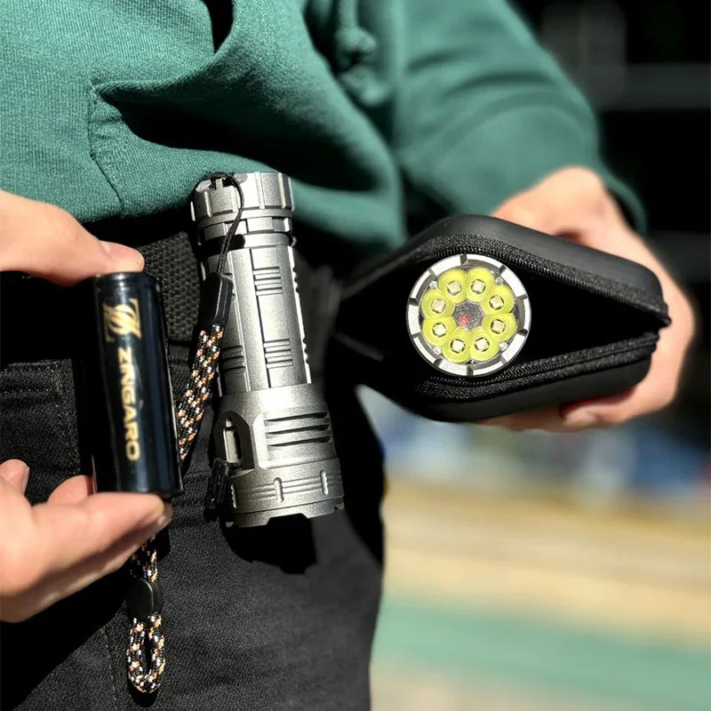 چراغ قوه ۸ لامپ زینگارو مدل F82
